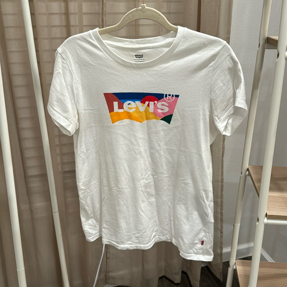 Levi’s Basic White Logo Tee (size M)